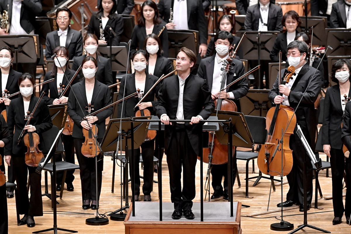 Music director Pietari Inkinen (center) and the KBS Symphony Orchestra at a previous concert in 2022 (KBS Symphony Orchestra)