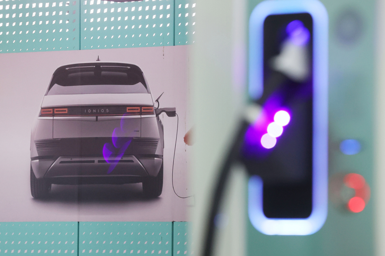 A signboard of Hyundai Motor’s Ionic 5, the flagship electric vehicle model, is seen at an EV charging station in Seoul. (Yonhap)
