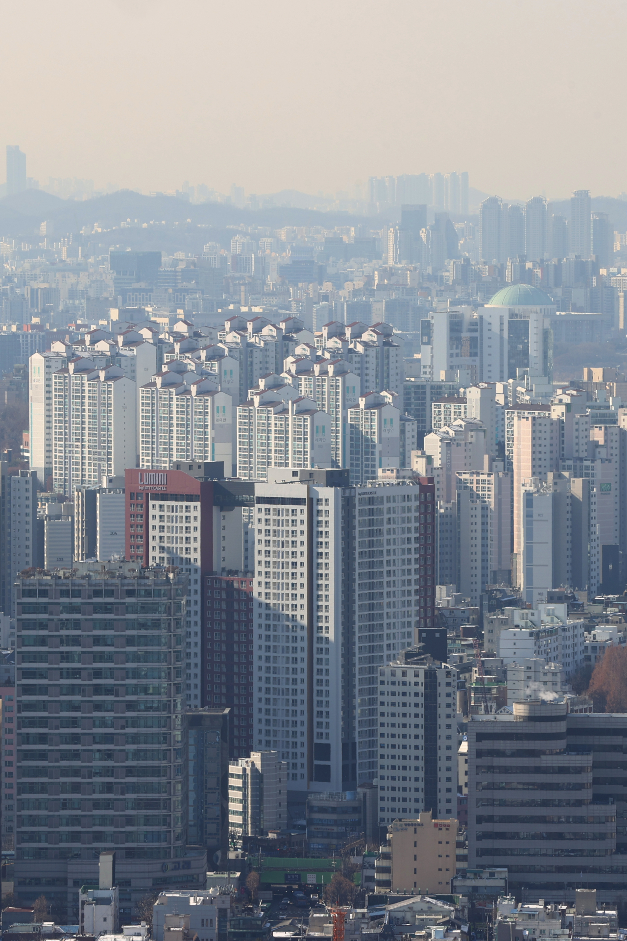 This photo taken Monday shows the apartment complexes in Seoul, seen from Namsan Mountain. (Yonhap)