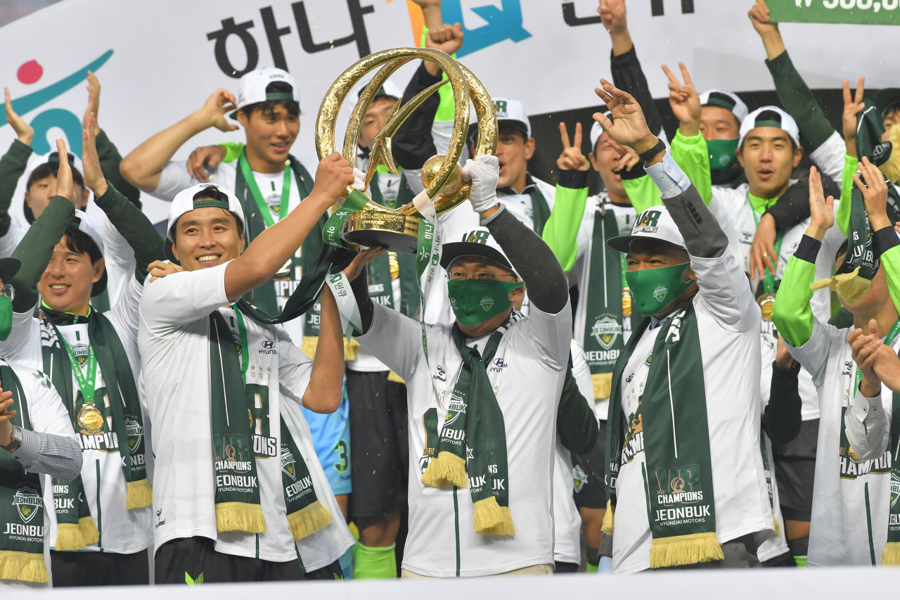 Hyundai Motor Group Chairman Chung Euisun (center) holds up the K-League trophy with Jeonbuk Hyundai Motors Football Club players, following their victory in 2020. (Hyundai Motors)