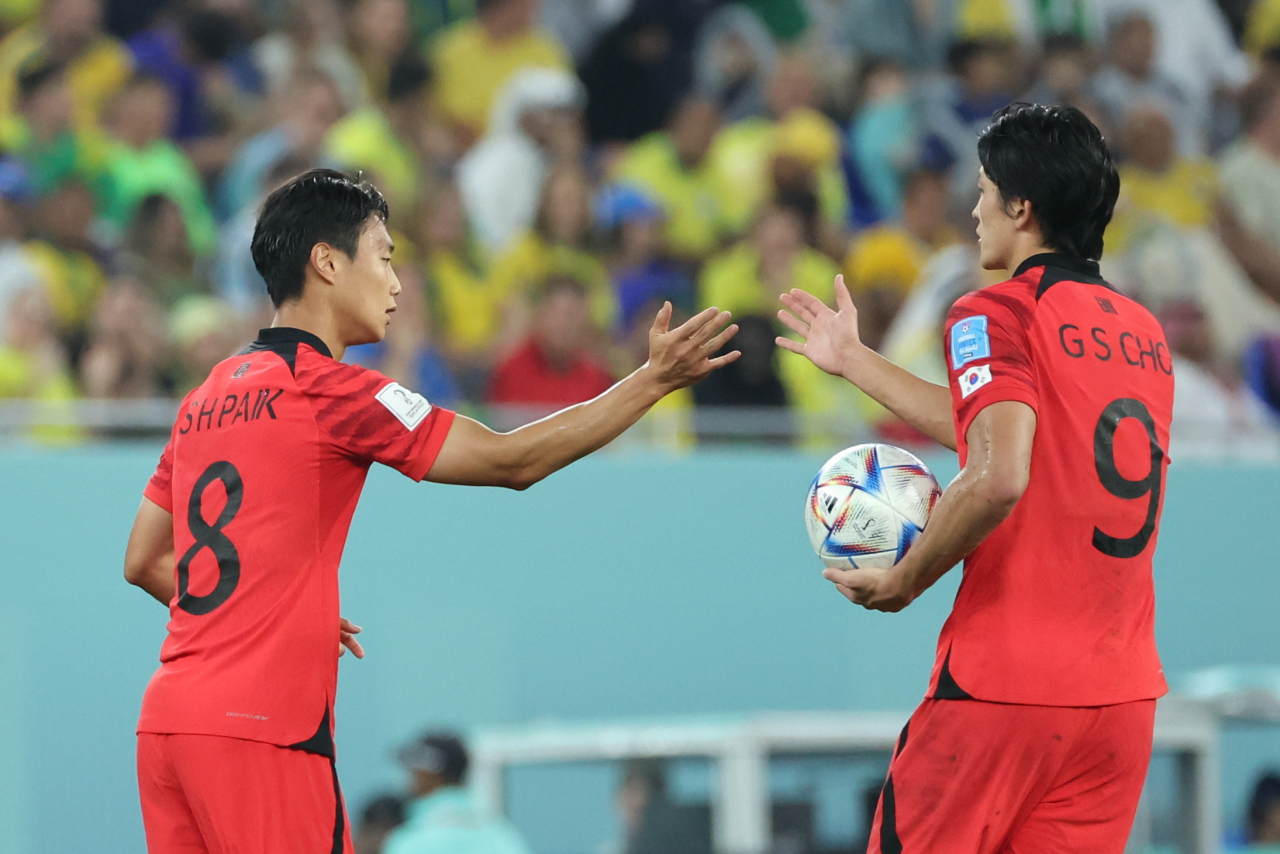 JBFC footballers Paik Seung-ho (left) and Cho Gue-sung high five each other after Paik scored against Brazil during the FIFA World Cup Qatar 2022 tournament on Dec. 6. (Yonhap)
