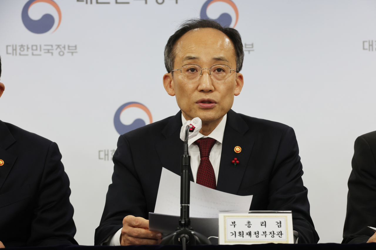 Financial Minister Choo Kyung-ho speaks at a press briefing held at the governmental complex in Seoul, Wednesday. (Yonhap)