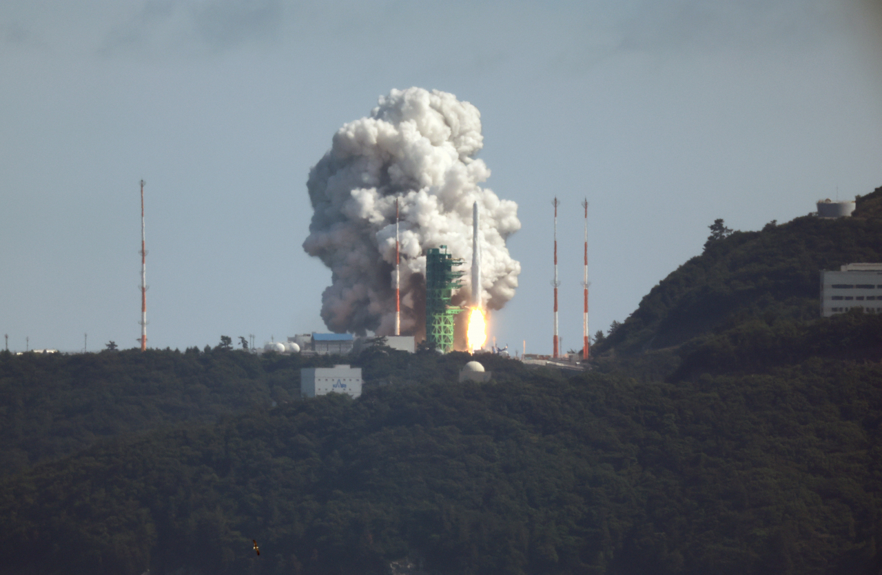 South Korea's homegrown Nuri rocket blasts off from the launch pad at the Naro Space Center in Goheung County, South Jeolla Province, on June 21. (Yonhap)