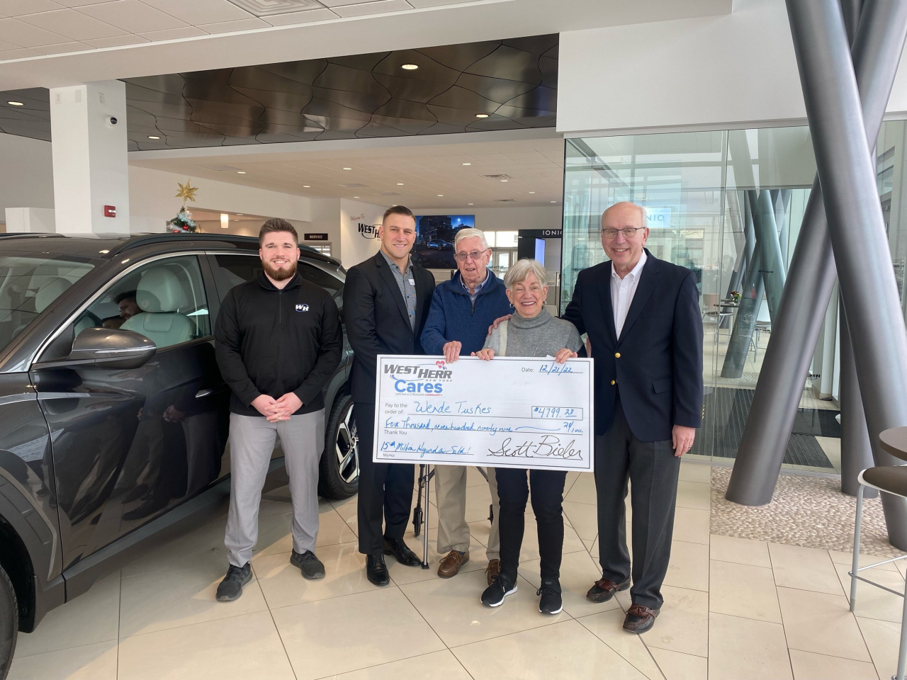 West Herr Automotive Group president Scott Bieler (right), salesman Steve Fessel (left) and general manager Frank Comisso (second from left) present customers James and Wende Tuskes (third and fourth from left), who purchased Hyundai Motor America's 15 millionth vehicle, with a check for the first year of payments on their all-new Hyundai Tucson in Williamsville, New York, Wednesday. (Hyundai Motor America)
