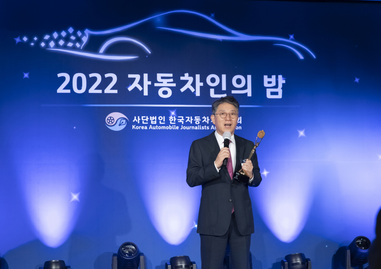 Kwak Jea-sun, CEO of KG Group, speaks at an automobile industry event held by the Korea Automobile Journalists Association at Four Seasons Hotel Seoul on Wednesday. (Korea Automobile Journalists Association)