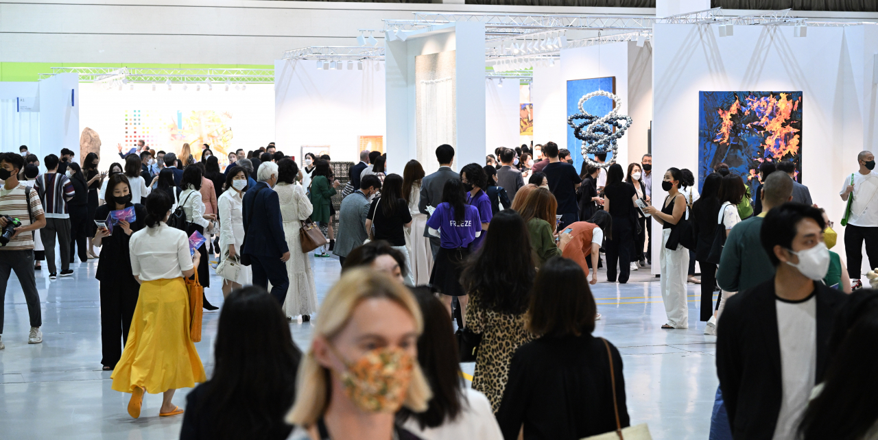 People visit the inaugural Frieze Seoul during a VIP opening on Sept. 2 at Coex, southern Seoul. (Im Se-jun/The Korea Herald)