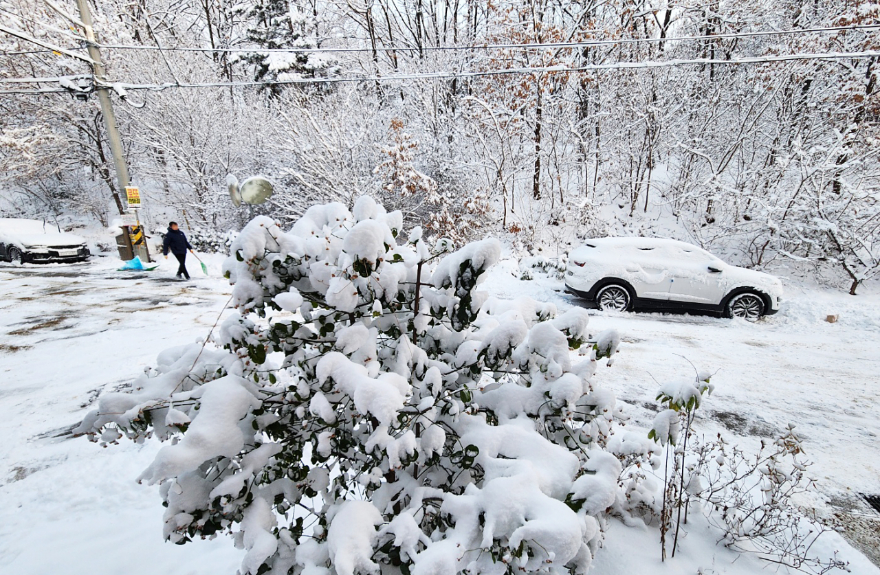 A car is parked on a snow-covered road in Jeonju, North Jeolla Province, southwestern South Korea, on Friday (Yonhap)