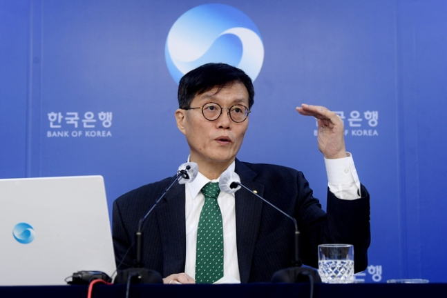 Bank of Korea Governor Rhee Chang-yong explains the latest inflation-related conditions at a press briefing held at the central bank’s headquarters in Seoul, Tuesday. (Joint Press Corps)