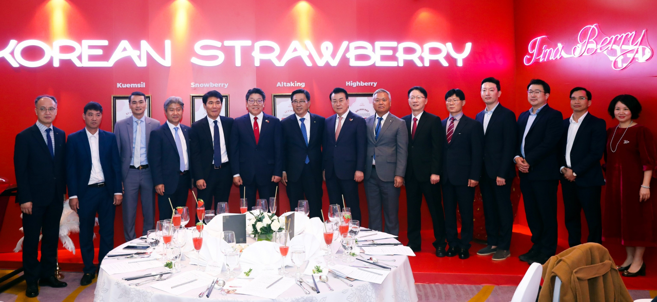 K-Berry Chief Executive Officer Seo Hyun-woo (fifth from left), The Korea Herald CEO Choi Jin-young (sixt from left) and Korea Agro-Fisheries and Trade Corp. President Kim Chun-jin (seventh from left) pose for a picture during an event introducing South Korean strawberries in Hanoi, Vietnam, Dec. 16. (Korea Agro-Fisheries and Trade Corporation)