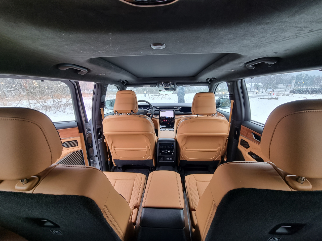 An interior view of Jeep's all-new Grand Cherokee from the backseat (Kan Hyeong-woo/The Korea Herald)