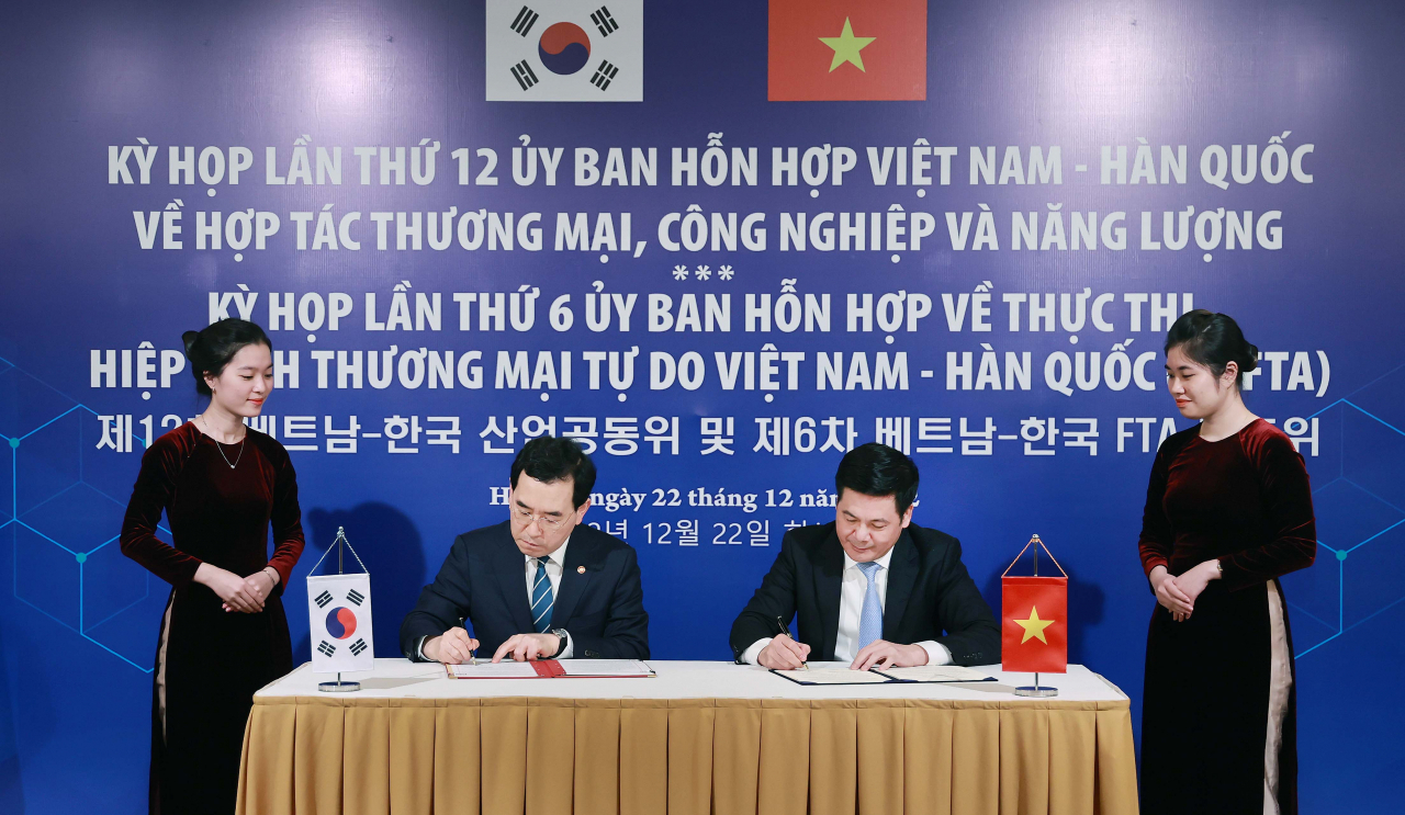Industry Minister Lee Chang-yang (second from left) and his Vietnamese counterpart Nguyn Hng Diên (second from right) signing minutes on enhanced trade and investment in Hanoi last Thursday. (South Korea's industry ministry)