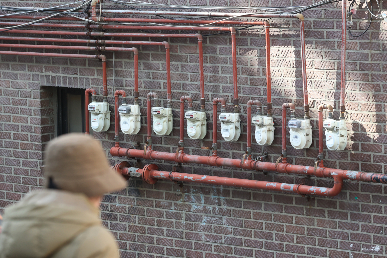 Gas meters are seen at a residential district in Seoul. (Yonhap)