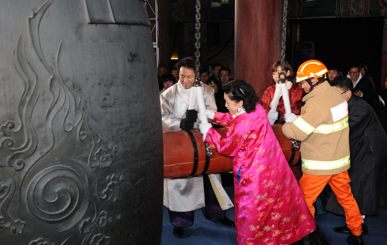This 2011 file photo shows the New Year's bell-ringing ceremony at Bosingak in Jongno-gu, central Seoul. (The Korea Herald)