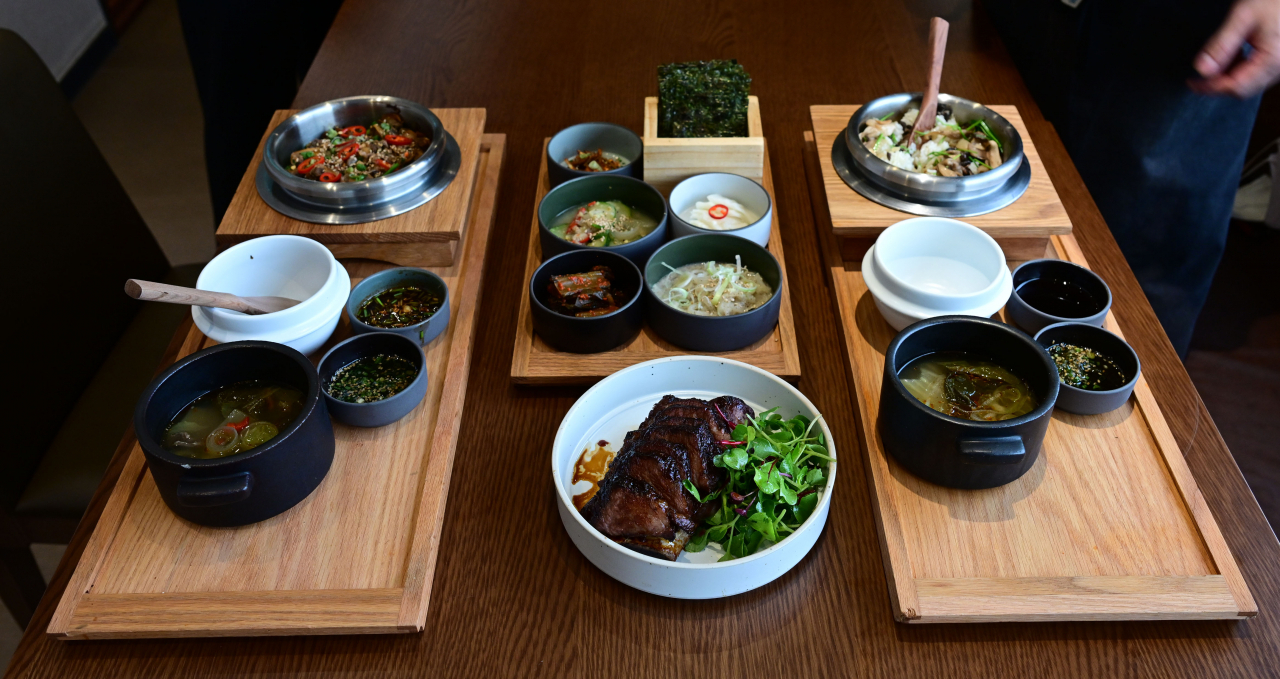 Chef's special cockles rice in stone pot (left) and Truffle mushroom rice (right) (The Korea Herald/Park Hae-mook)