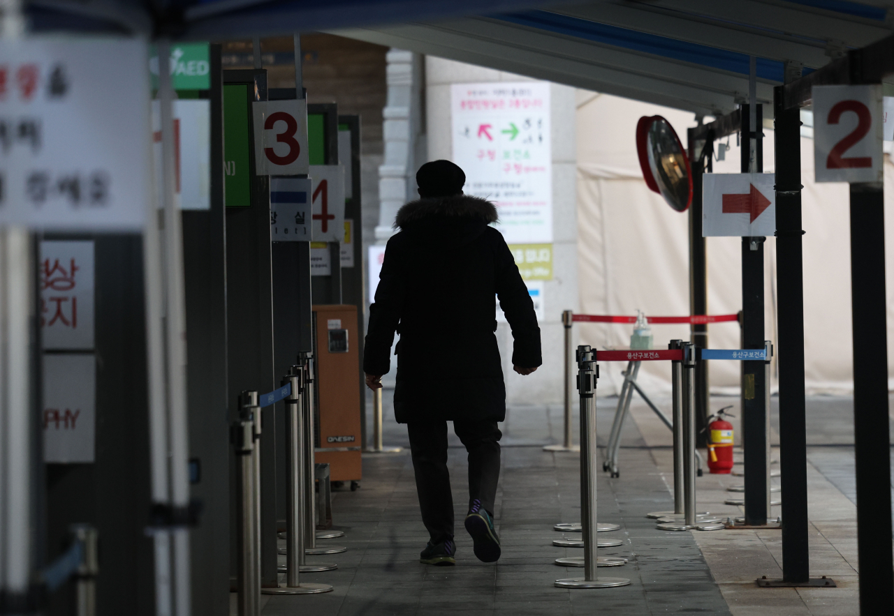 A visitor waits for a coronavirus test at a testing center in central Seoul on Thursday. (Yonhap)