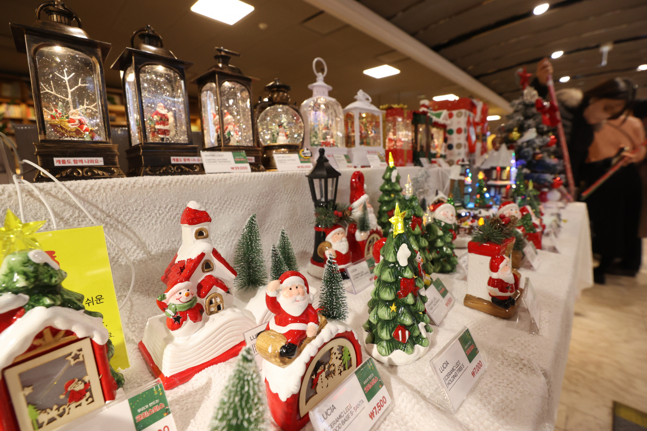 Christmas ornaments are displayed at a stationery store in central Seoul in this file photo taken on last Thursday. (Yonhap)