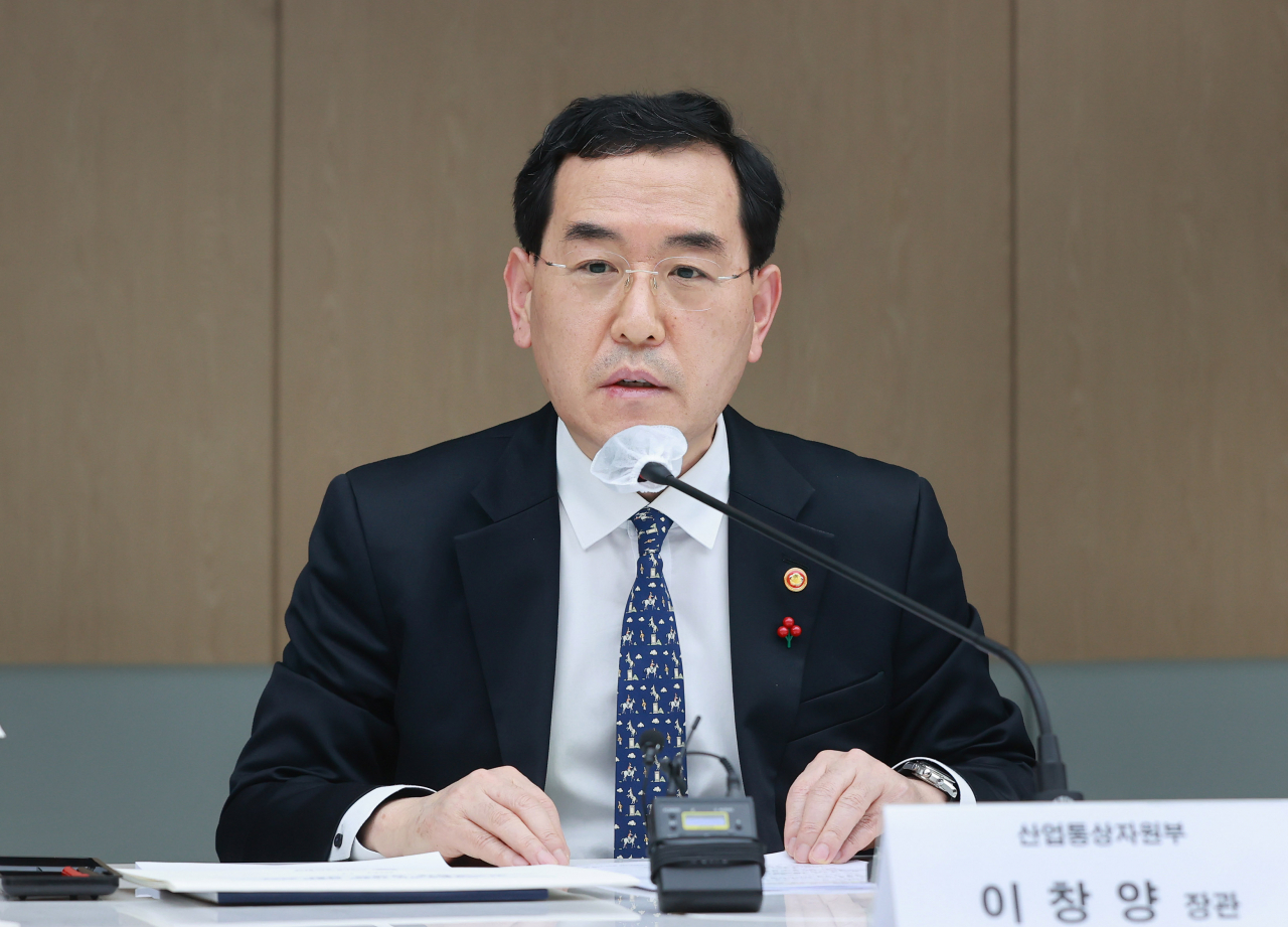 Minister of Industry, Trade and Energy Lee Chang-yang speaks in a meeting over business strategies for carbon composite at the Korea Chamber of Commerce and Industry in Seoul on Dec. 6. (Yonhap)