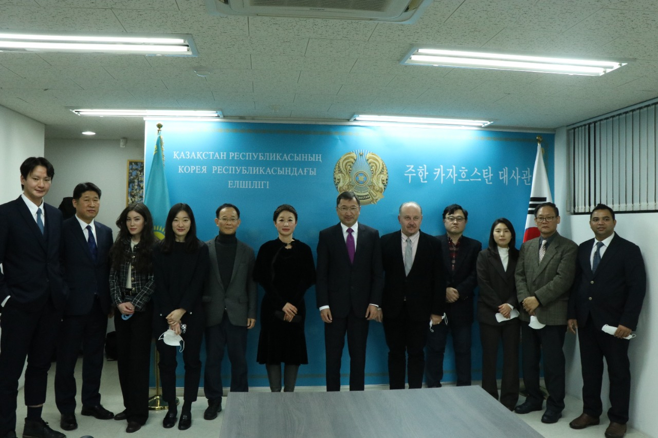Kazakh Ambassador to Korea Bakyt Dyussenbayev (seventh from left) and attendees pose for a group photo after attending a roundtable commemorating 30th anniversary of Kazakh-South Korea relations at Embassy of Kazakhstan in Yongsan-gu, Seoul, Thursday.(Embassy of Kazakhstan in Seoul)