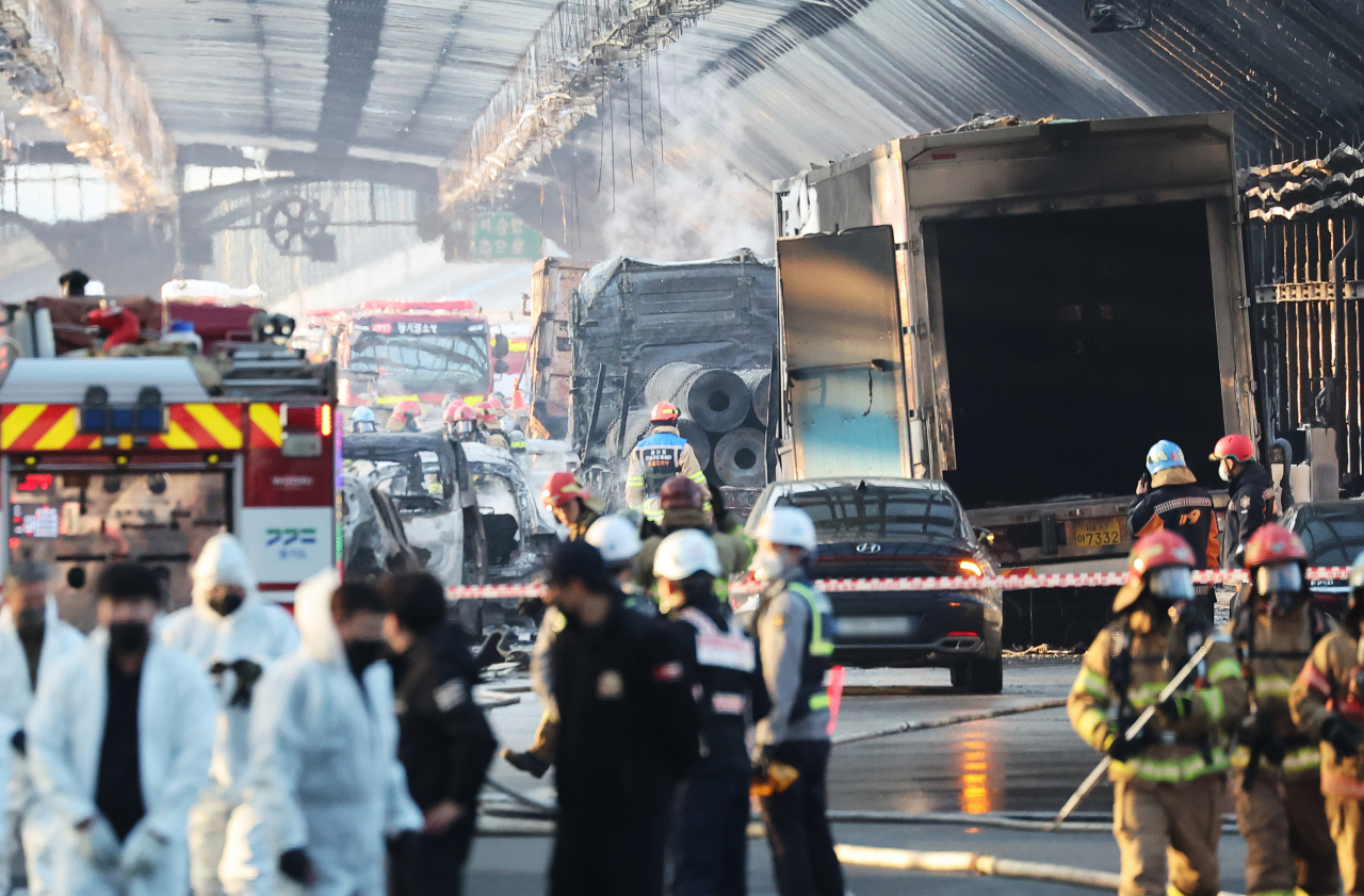 A search operation is underway at the scene of the fire on the Second Gyeongin Expressway on Thursday. (Yonhap)