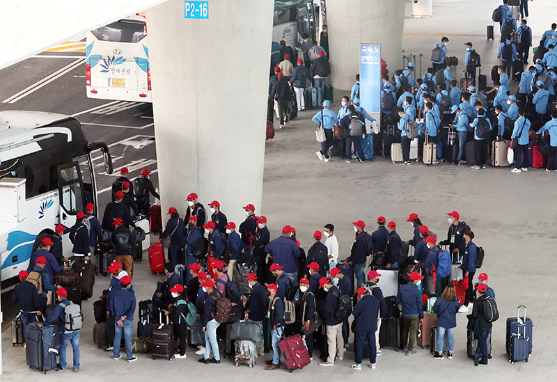 Groups of foreign laborers leave Incheon International Airport (Yonhap)