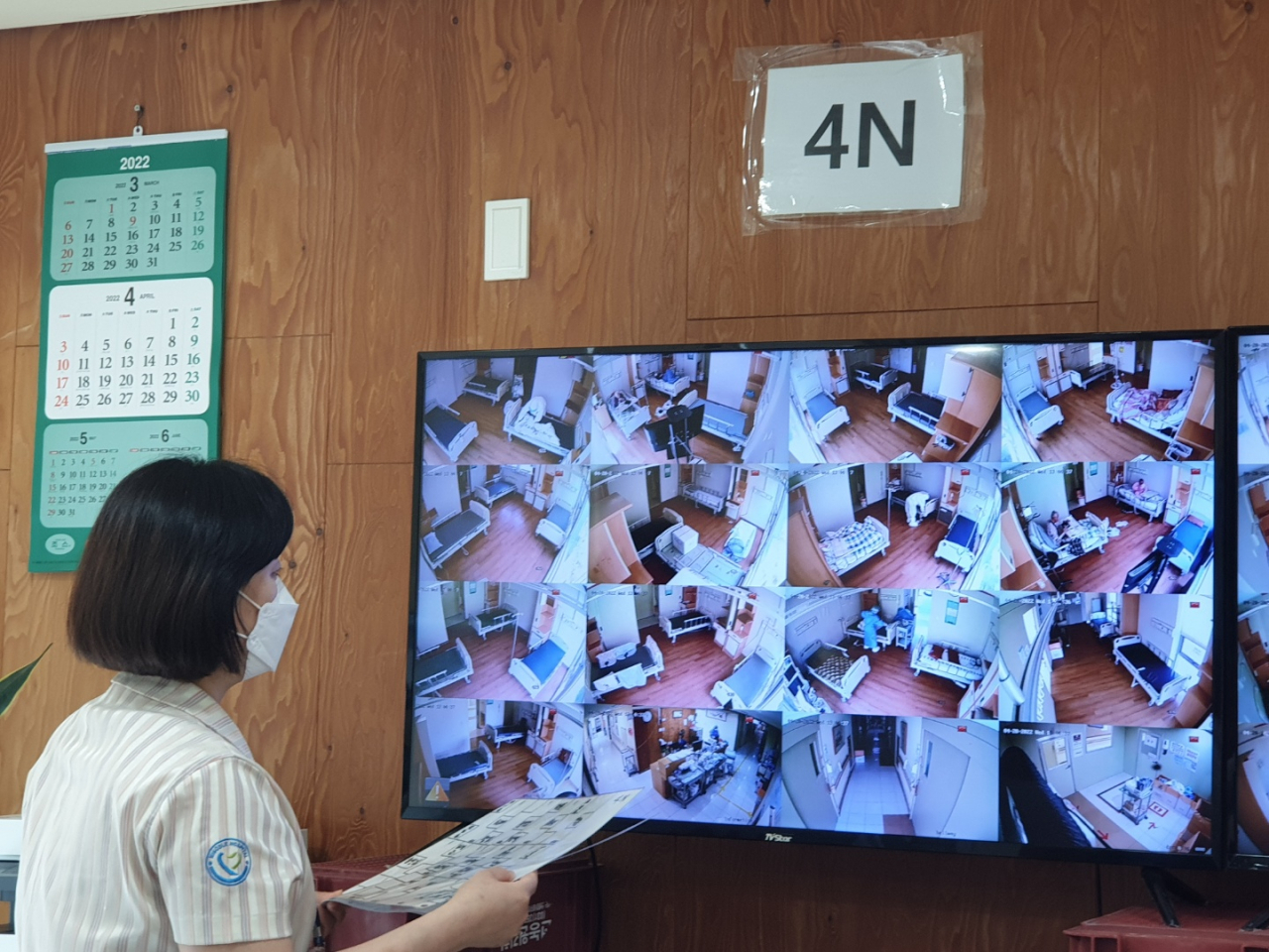 Wee Ji-young, a nurse of 20 years at Misodle Hospital, watches the hospital’s COVID-19 wards through remote monitors. (courtesy of Wee)