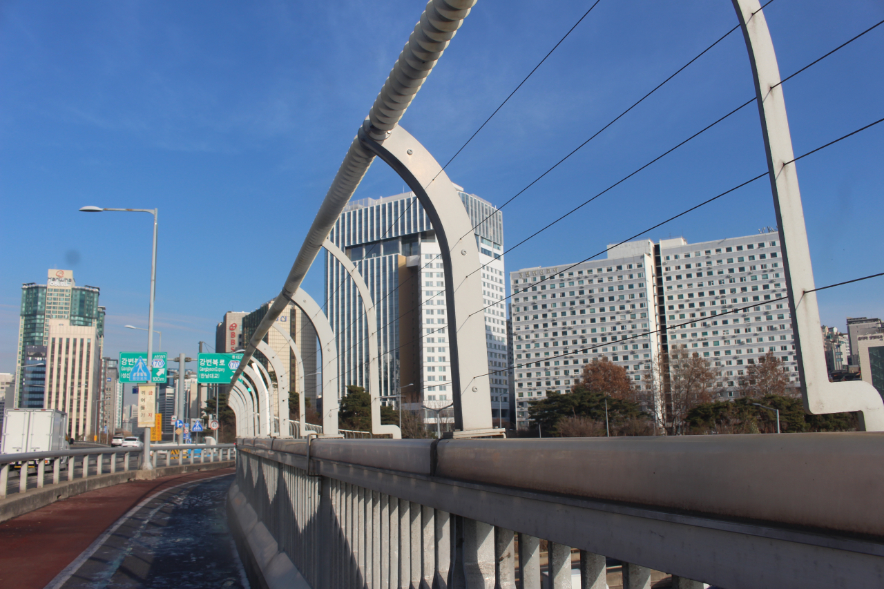 Seoul in 2016 installed additional structure on top of the existing railings of some Han River bridges as an anti-suicide measure, as seen in this picture taken on Mapo Bridge over Han River in Seoul. (Yoon Min-sik/The Korea Herald)