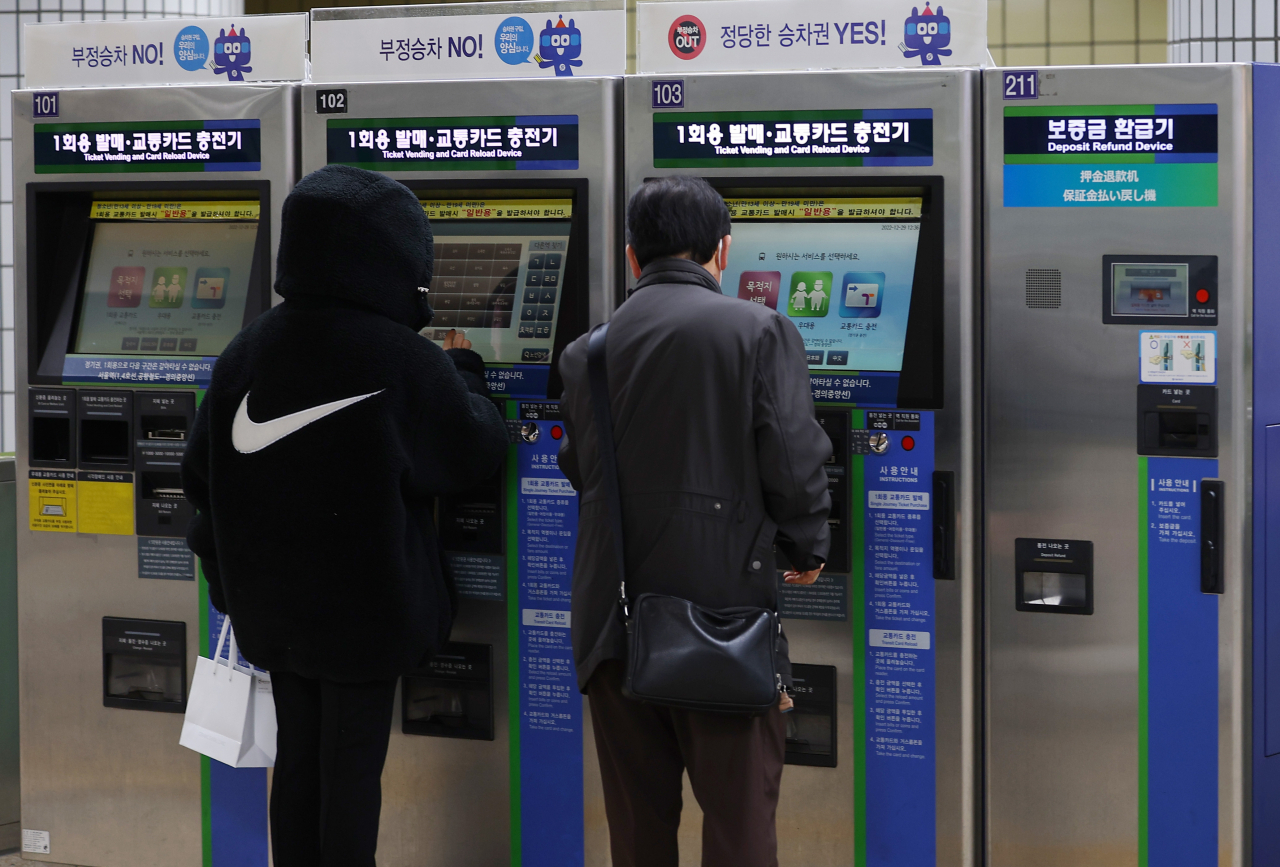 Citizens buy subway tickets at Nonhyeon station on Line 7, Thursday afternoon. (Yonhap)