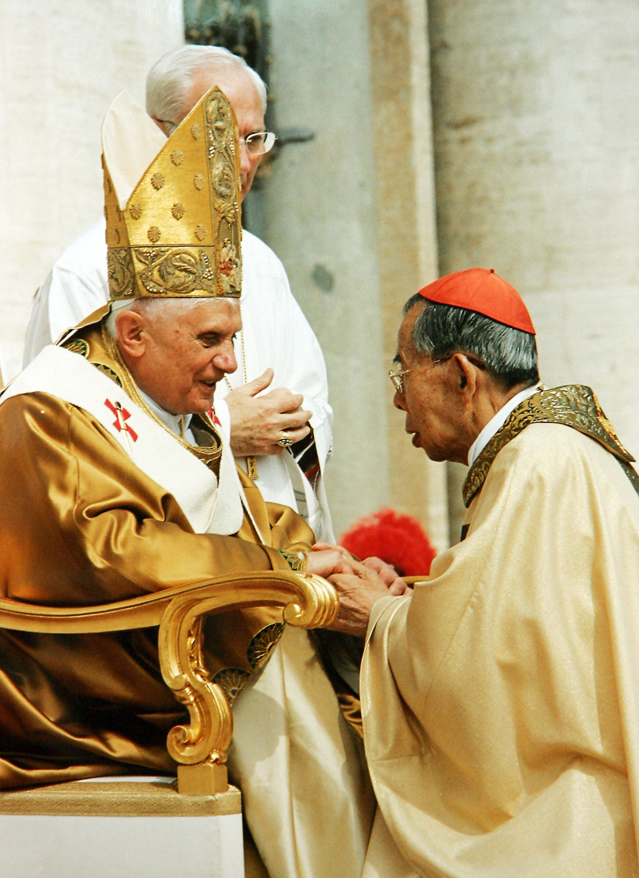 This file photo shows Pope Benedict XVI (left) and Cardinal Stephen Kim Sou-hwan, at the Vatican on April 28, 2005. (Yonhap)