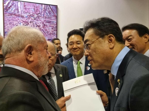 This photo, posted on ruling People Power Party Chung Jin-suk's Facebook account on Monday, shows Chung (on the right) delivering President Yoon Suk- yeol's letter to Brazil's new president, Luiz Inacio Lula da Silva, in Brasilia. (Yonhap)