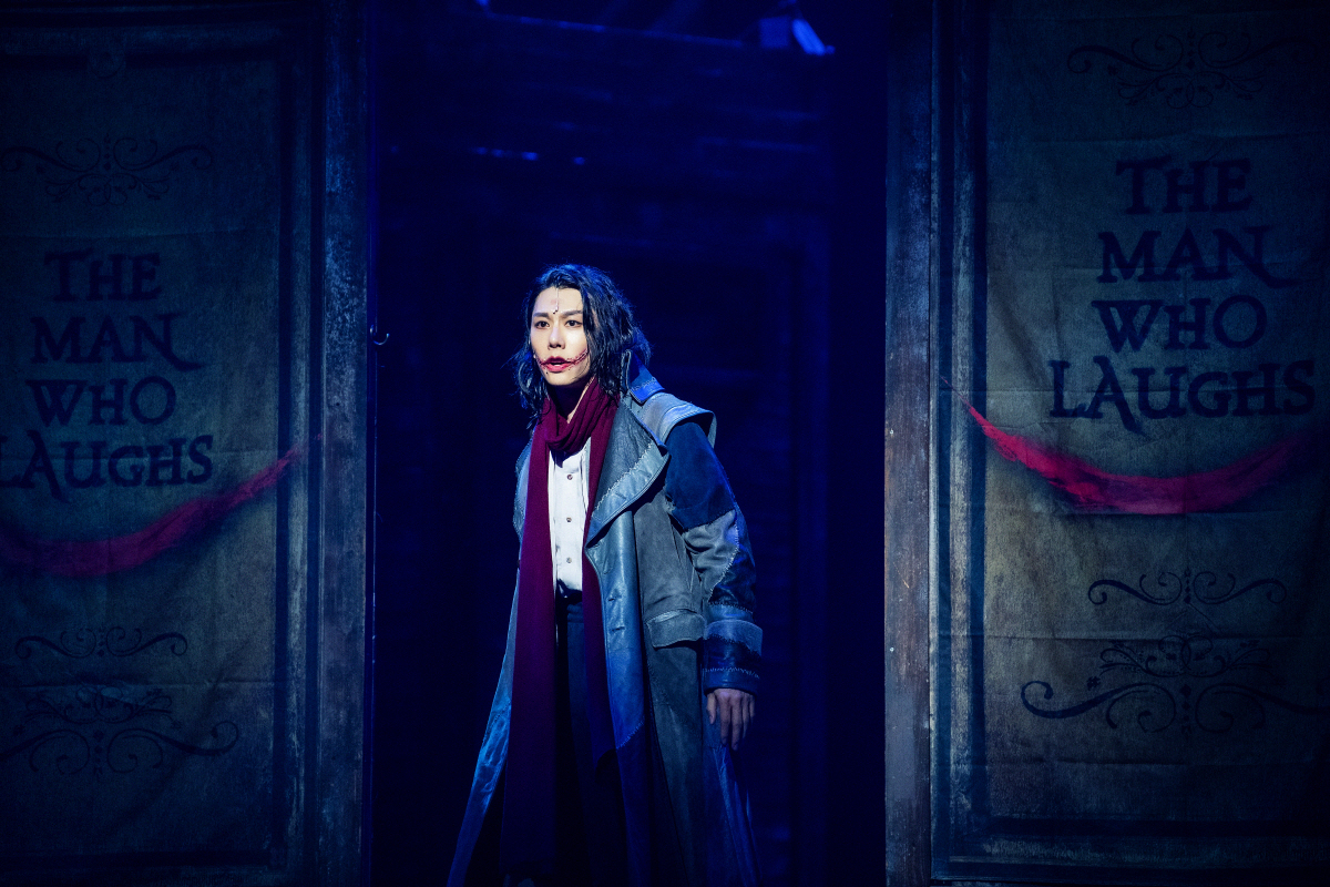 Park Hyo-shin sings and acts in the musical “The Man Who Laughs” (EMK Musical Company)Park Hyo-shin sings and acts in the musical “The Man Who Laughs” (EMK Musical Company)