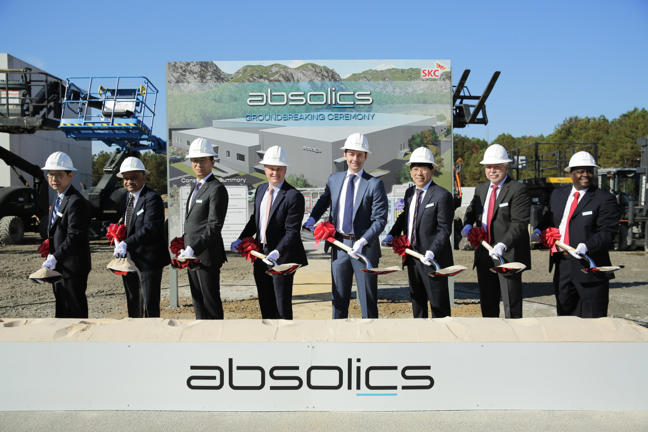 SKC and Absolics officials pose with Georgia state government authorities during the groundbreaking ceremony for its new glass substrate production plant in Covington, Georgia, Nov. 1. (SKC)
