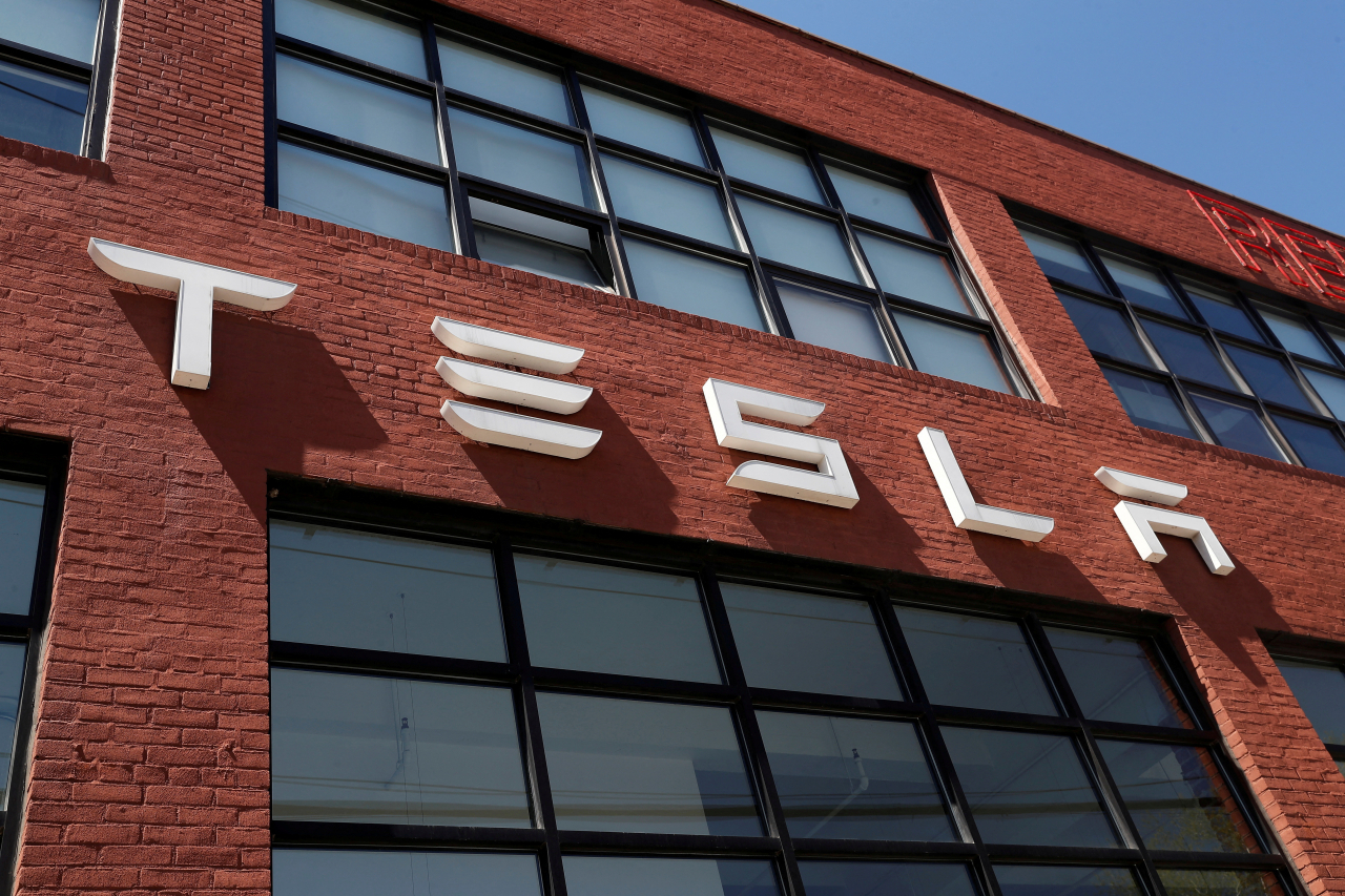 The Tesla logo is seen outside a dealership in the Brooklyn borough of New York City, US. (Reuters-Yonhap)