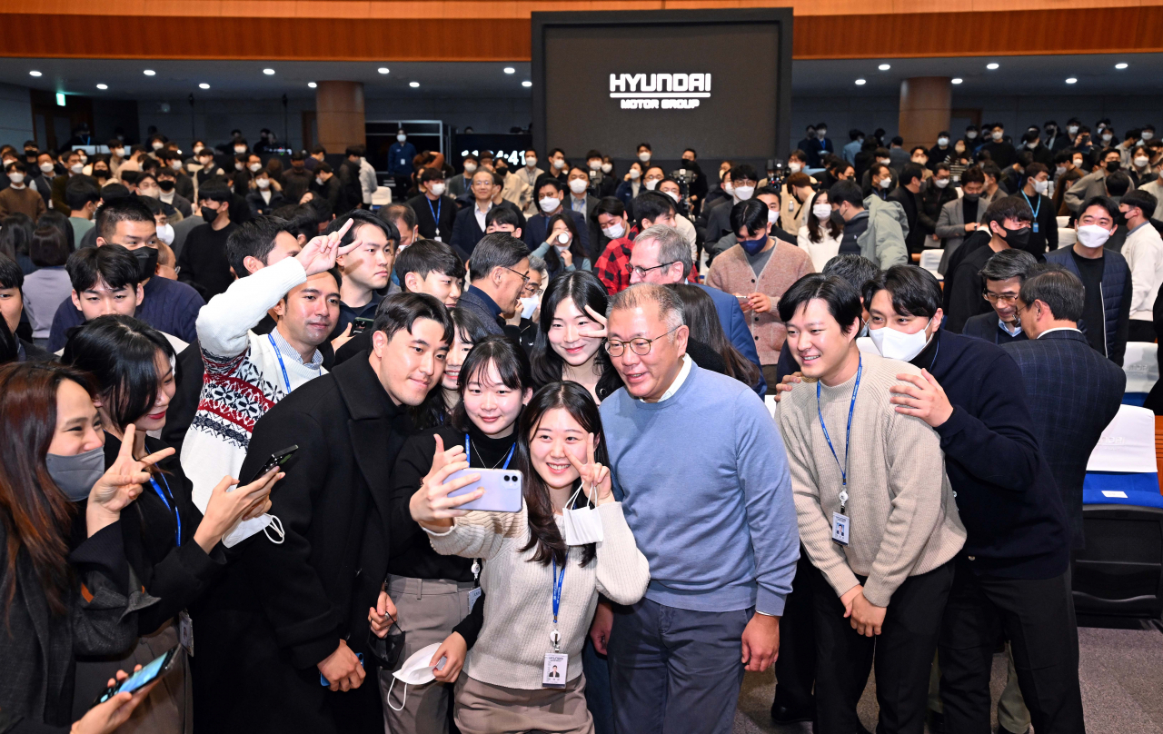 Hyundai Motor Group Executive Chair Chung Euisun takes a photo with employees after a townhall meeting at the company’s Namyang research center, Gyeonggi Province on Tuesday. (Hyundai Motor Group)