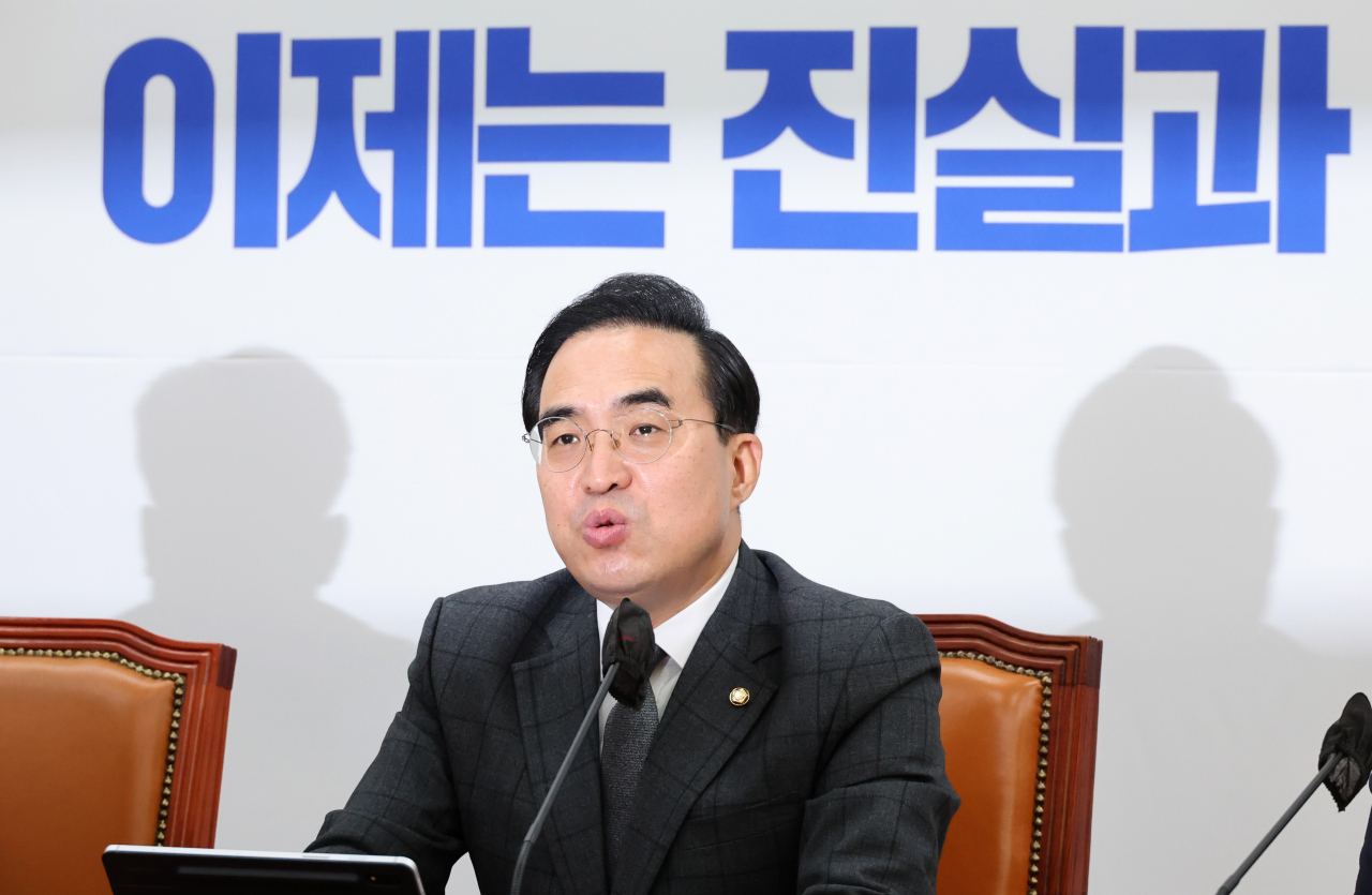 Main opposition Democratic Party floor leader Park Hong-keun speaks at a party response meeting at the National Assembly on Wednesday. (Yonhap)