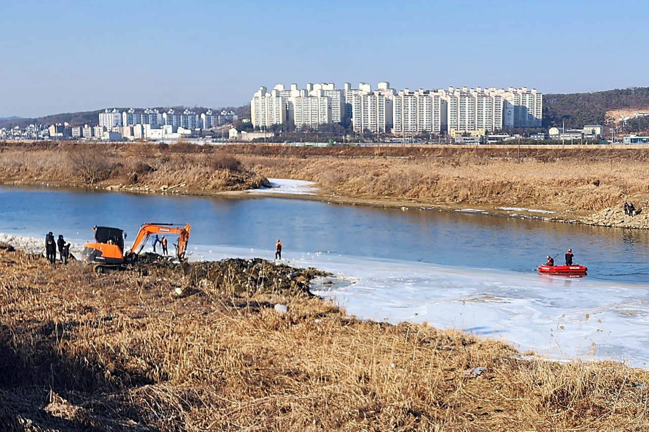 A search operation is underway at Gongneungcheon creek in Paju, Gyeonggi Province, on Wednesday. (Yonhap)