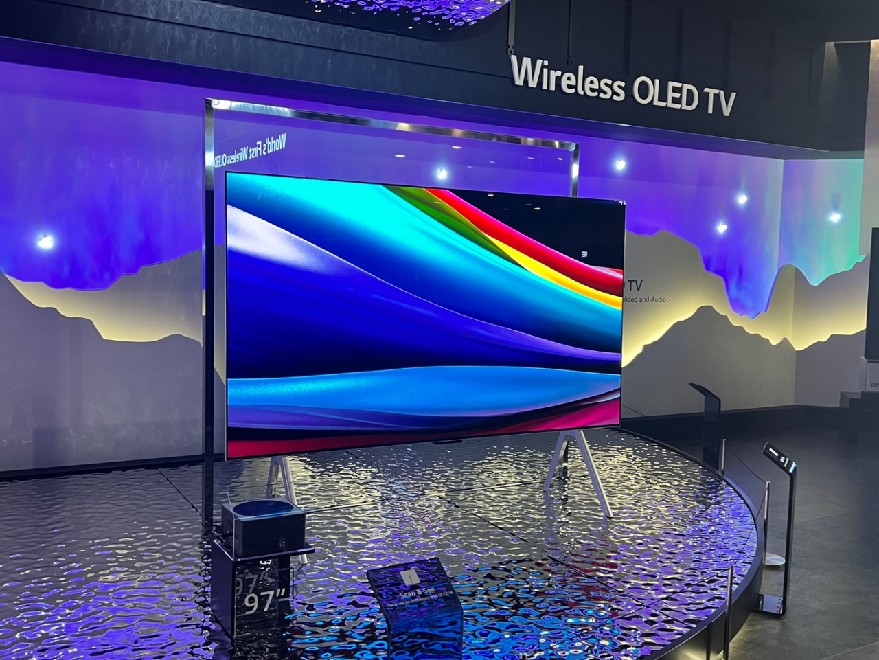 Wireless OLED TV is displayed at Samsung Electronics showroom at Consumer Electronics Show in Las Vegas in US. (Jo He-rim/The Korea Herald)