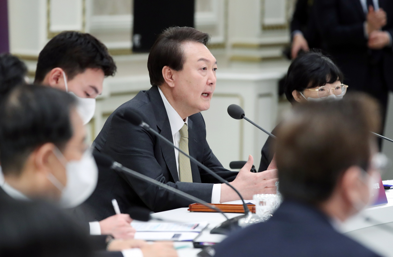 President Yoon Suk Yeol speaks during a joint policy briefing by the Culture and Education ministries at Cheong Wa Dae in Seoul on Thursday. (Yonhap)