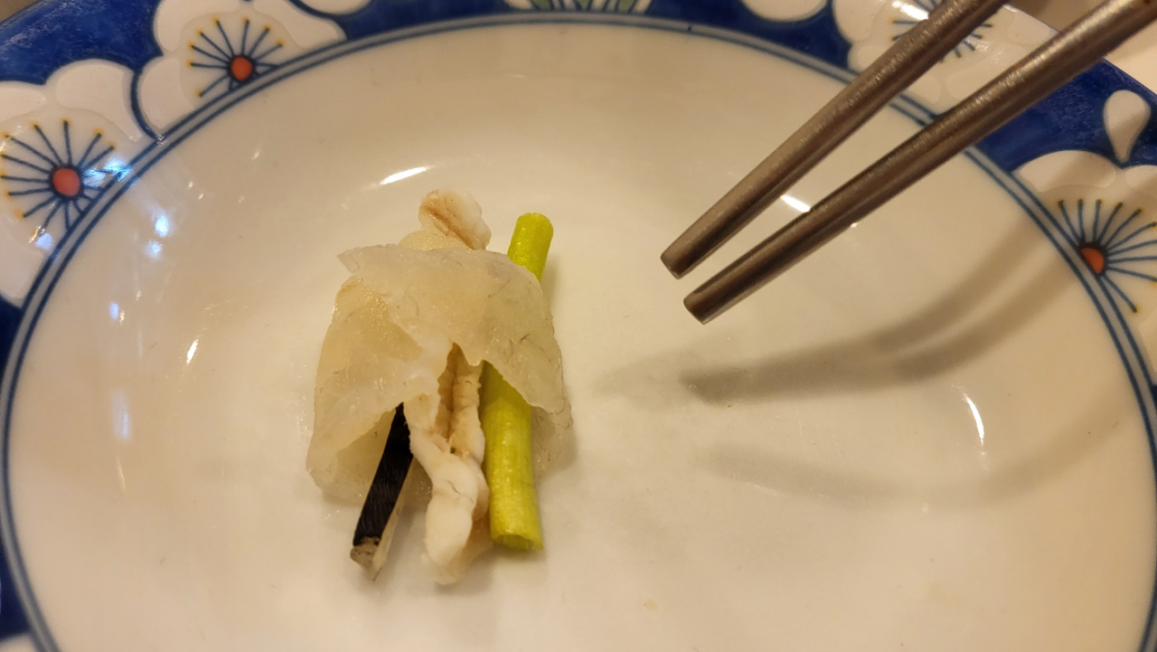 Chef's recommended way of enjoying blowfish sashimi (Kim Hae-yeon/The Korea Herald)