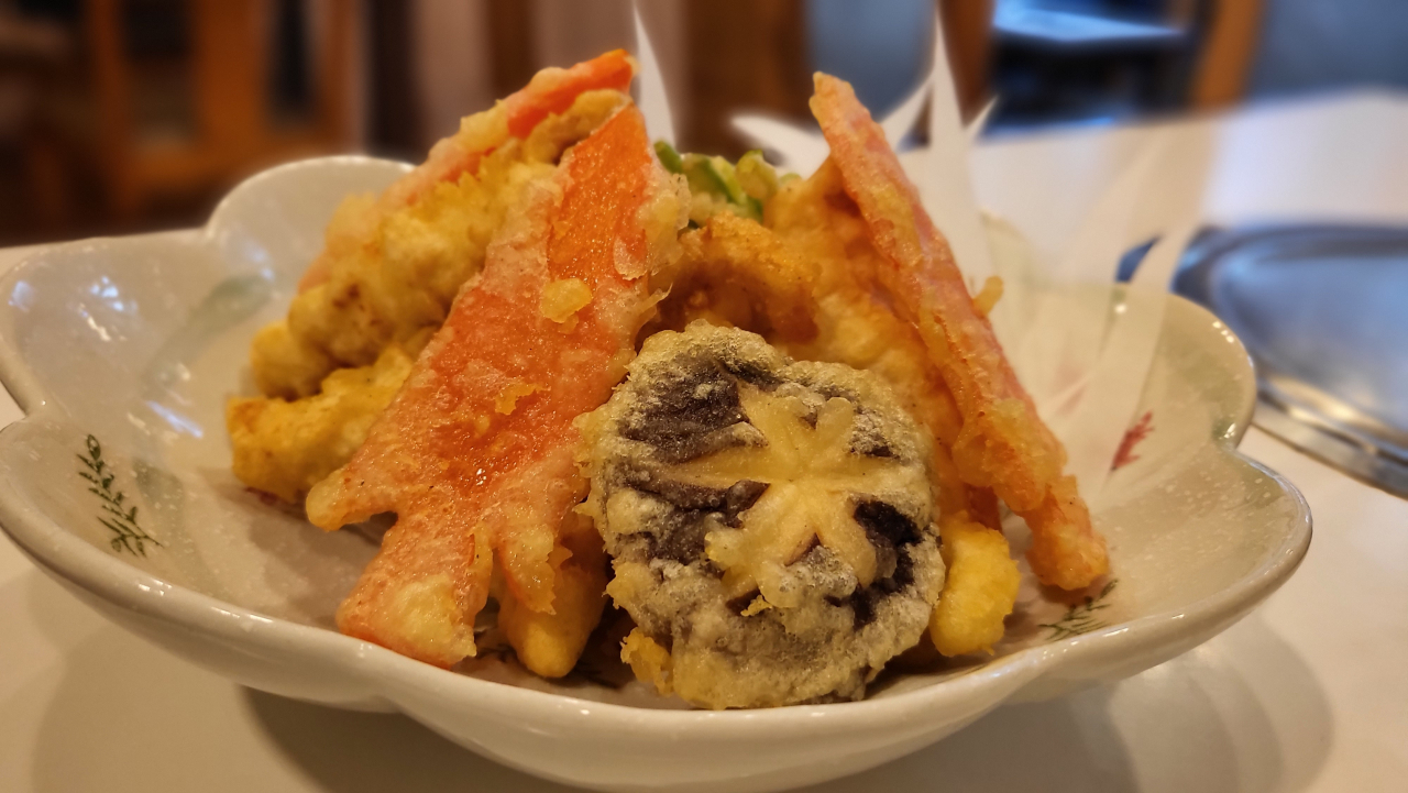 Deep-fried blowfish and vegetables (Kim Hae-yeon/The Korea Herald)