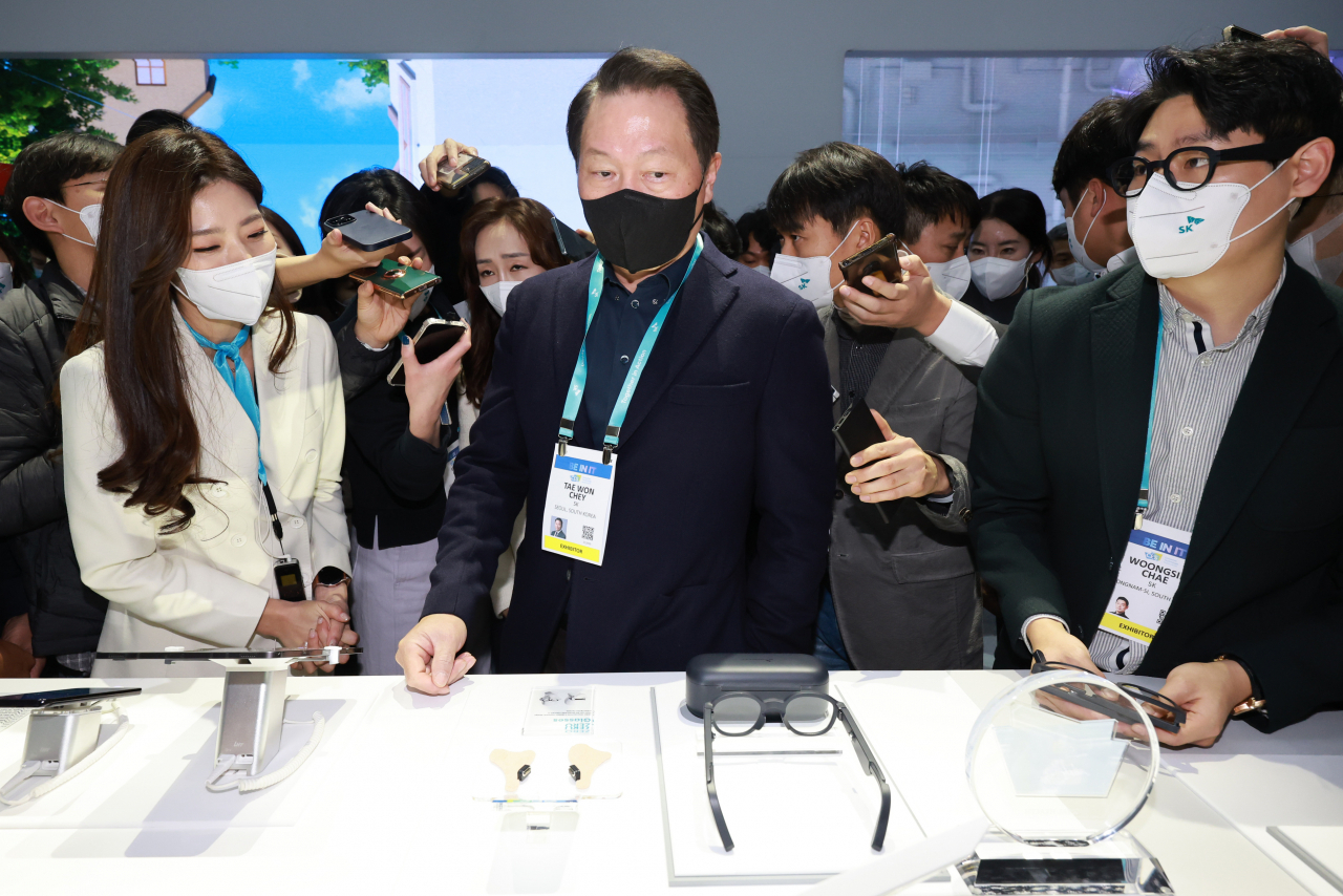 SK Group Chairman Chey Tae-won (cebter) appears at CES at the Las Vegas Convention and World Trade Center in Las Vegas on Jan. 6, 2023. (Yonhap)