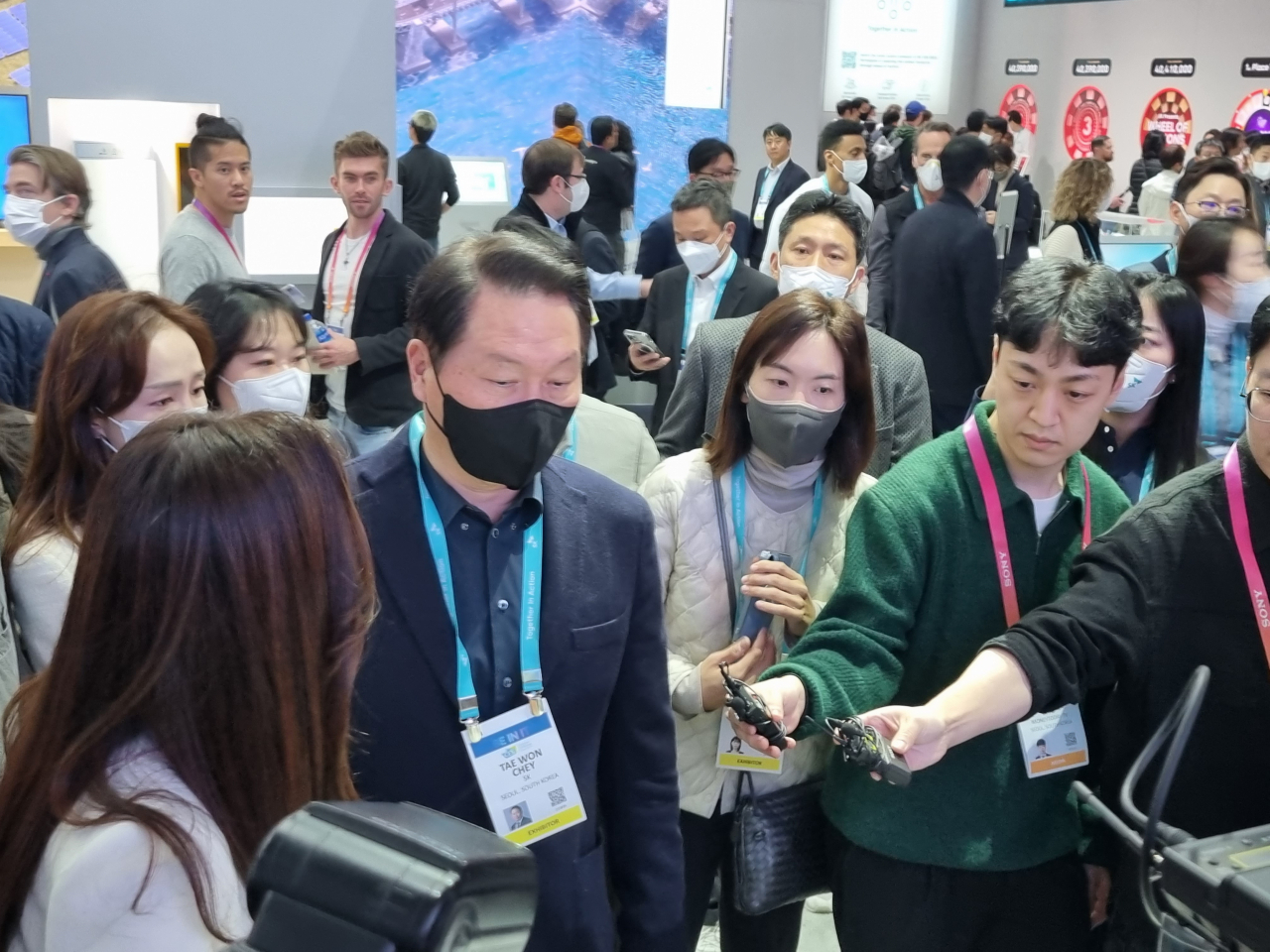 SK Group Chairman Chey Tae-won visits SK's booth at CES 2023 in Las Vegas on Friday. (Kan Hyeong-woo/The Korea Herald)