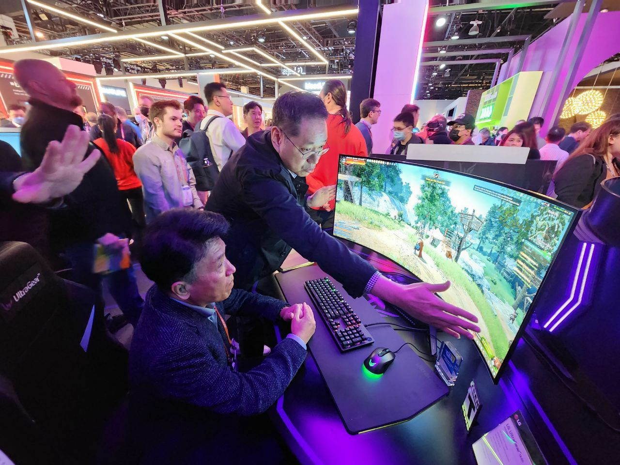Hana Financial Group Chairman Ham Young-joo looks at a gaming monitor at the LG Electronics booth at the CES trade show in Las Vegas on Thursday. (Hana Financial Group)