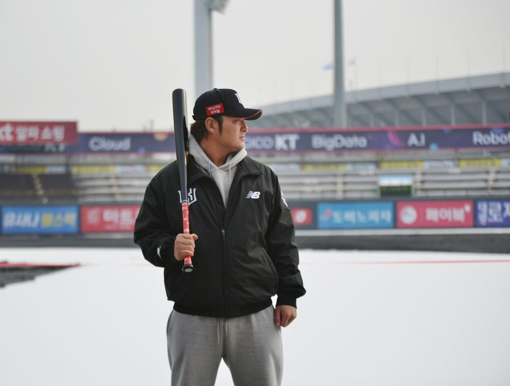 KT Wiz first baseman Park Byung-ho poses for a photo after an interview with Yonhap News Agency at KT Wiz Park in Suwon, some 35 kilometers south of Seoul, last Friday. (Yonhap)