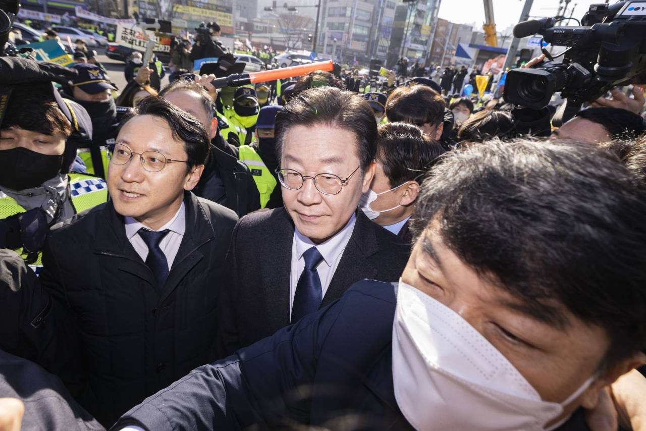 Opposition leader Lee Jae-myung arrives at the Seongnam branch of the Suwon District Prosecutors Office located just south of Seoul, to attend questioning over bribery allegations on Tuesday. (Yonhap)