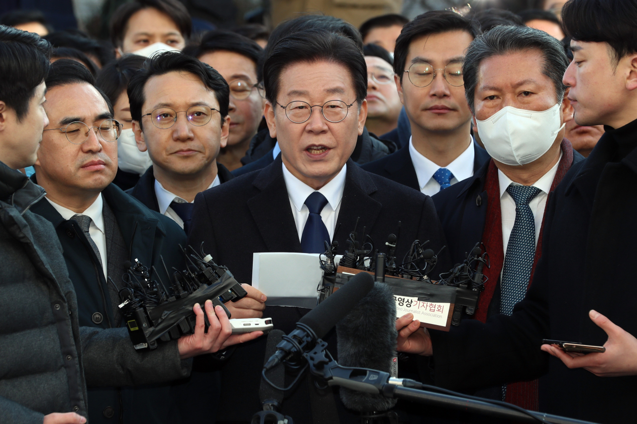 Main opposition Democratic Party of Korea leader Lee Jae-myung delivers his statement on his way to the Seongnam, Gyeonggi Province, branch of the Suwon District Public Prosecutors' Office on Tuesday. (Yonhap)
