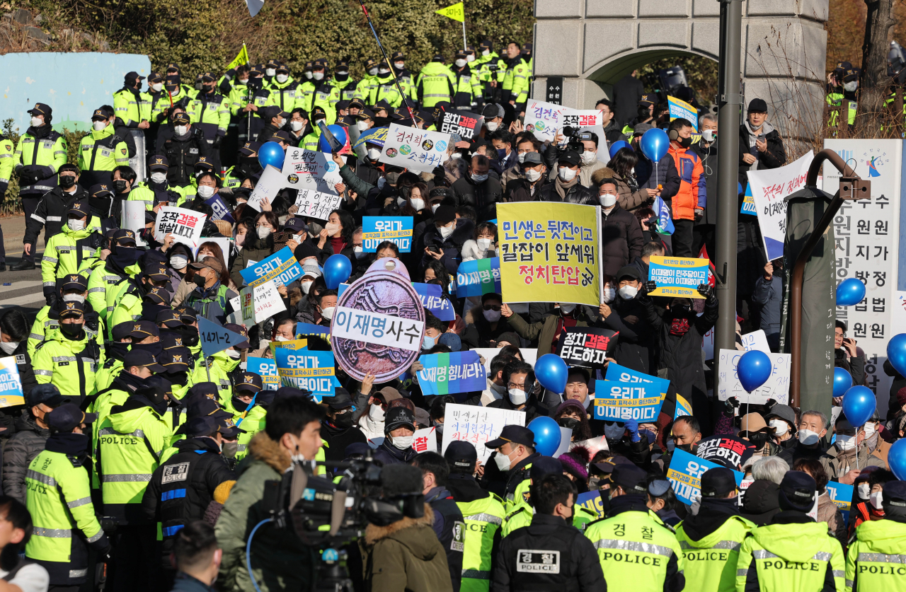 Demonstrators rally in front of Seongnam Branch of Suwon District Public Prosecutors' Office in Gyeonggi Province Tuesday. (Yonhap)