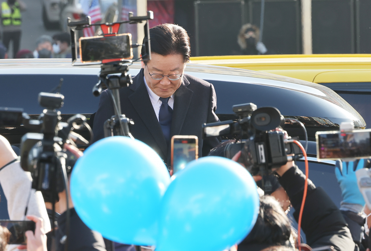 Main opposition Democratic Party of Korea leader Lee Jae-myung enters Seongnam Branch of Suwon District Public Prosecutors' Office in Gyeonggi Province as he was surrounded by supporters on Tuesday. (Yonhap)