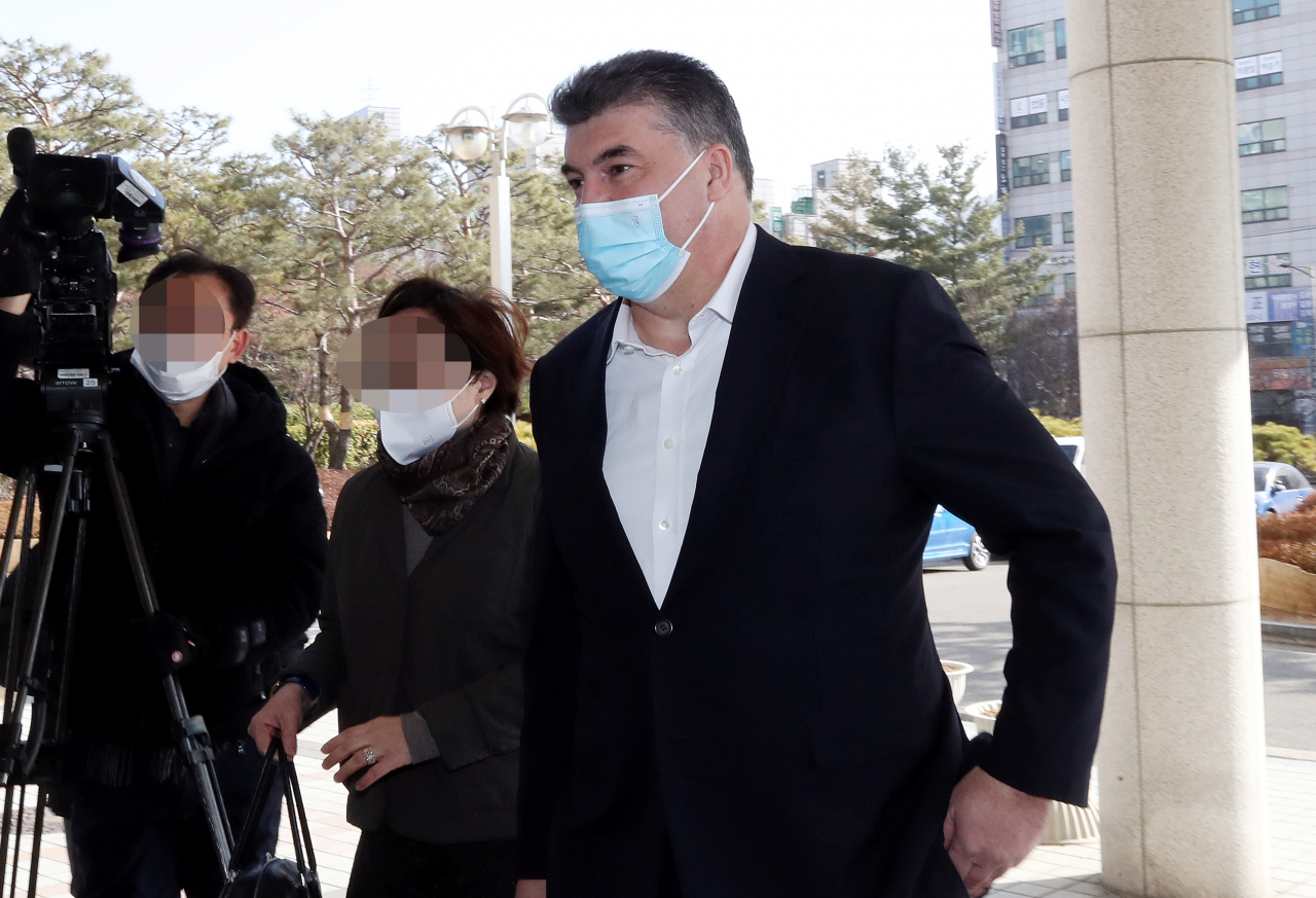 Former GM Korea CEO Kaher Kazem enters the Incheon District Court for a sentencing hearing in Incheon, Monday. (Yonhap)