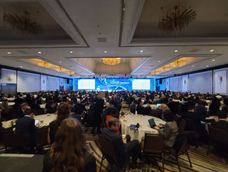 Attendees of the 41st annual JP Morgan Healthcare Conference listen to an opening remark delivered by Mike Gaito, Global Head of Healthcare Investment Banking at JP Morgan, at the Westin St. Francis hotel in San Francisco, Monday. (Samsung Biologics)