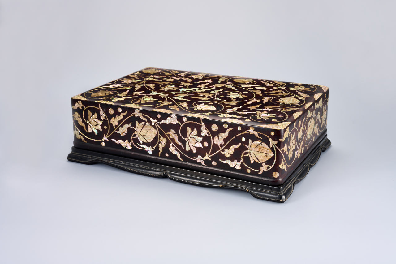 Sixteenth century mother-of-pearl inlay lacquered floral stationery box and cover from the Joseon era (NMK)